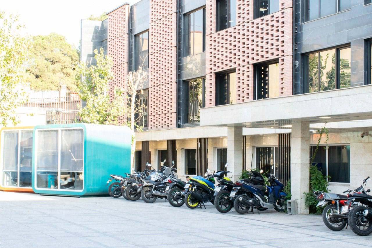 فضای بیرونی و پارکینگ شعبه نوفل لوشاتو پارادایس هاب