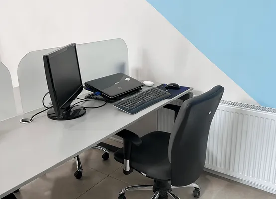 میز اختصاصی در فضای کار اشتراکی رابینکس