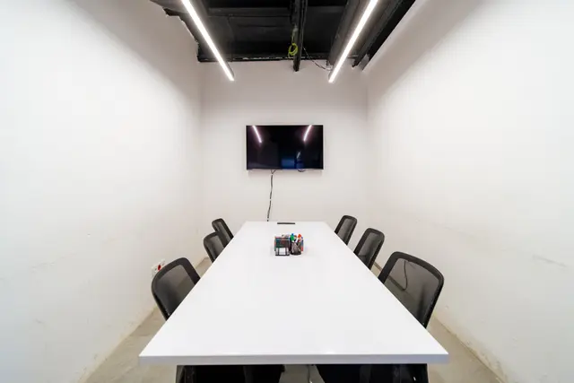 اتاق جلسه 6 نفره در فضای کار اشتراکی کارخانه نوآوری قم
