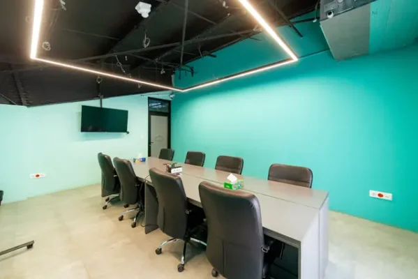 اتاق جلسه 8 نفره در فضای کار اشتراکی کارخانه نوآوری قم