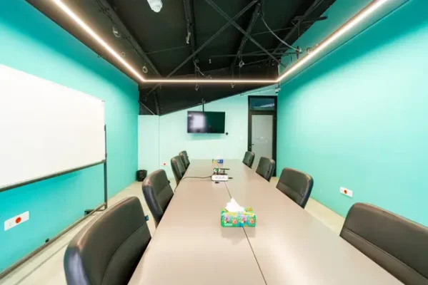 اتاق جلسه 8 نفره در فضای کار اشتراکی کارخانه نوآوری قم