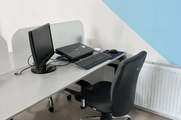 میز اختصاصی در فضای کار اشتراکی رابینکس