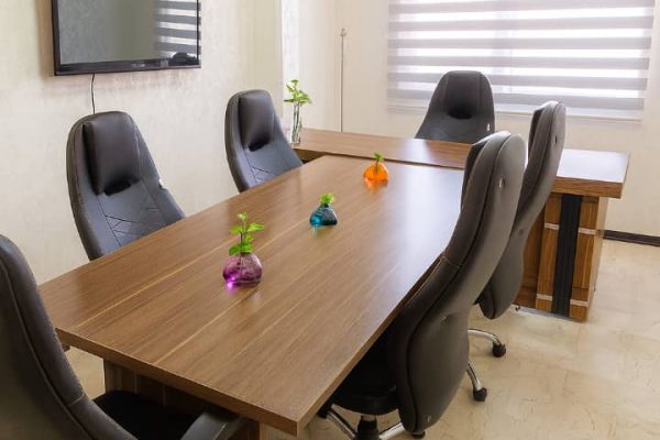 اتاق جلسه در فضای کار اشتراکی راشا